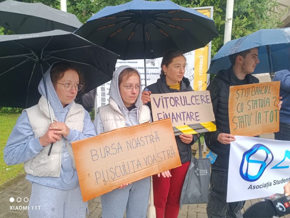 Protest al studenților USV în fața instituției, în ziua deschiderii anului universitar