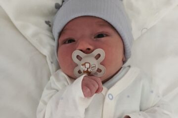 Mama celui de al doilea bebeluș a postat o fotografie cu acesta, cu textul "Un înger printre îngeri. Iubirea noastră eternă"