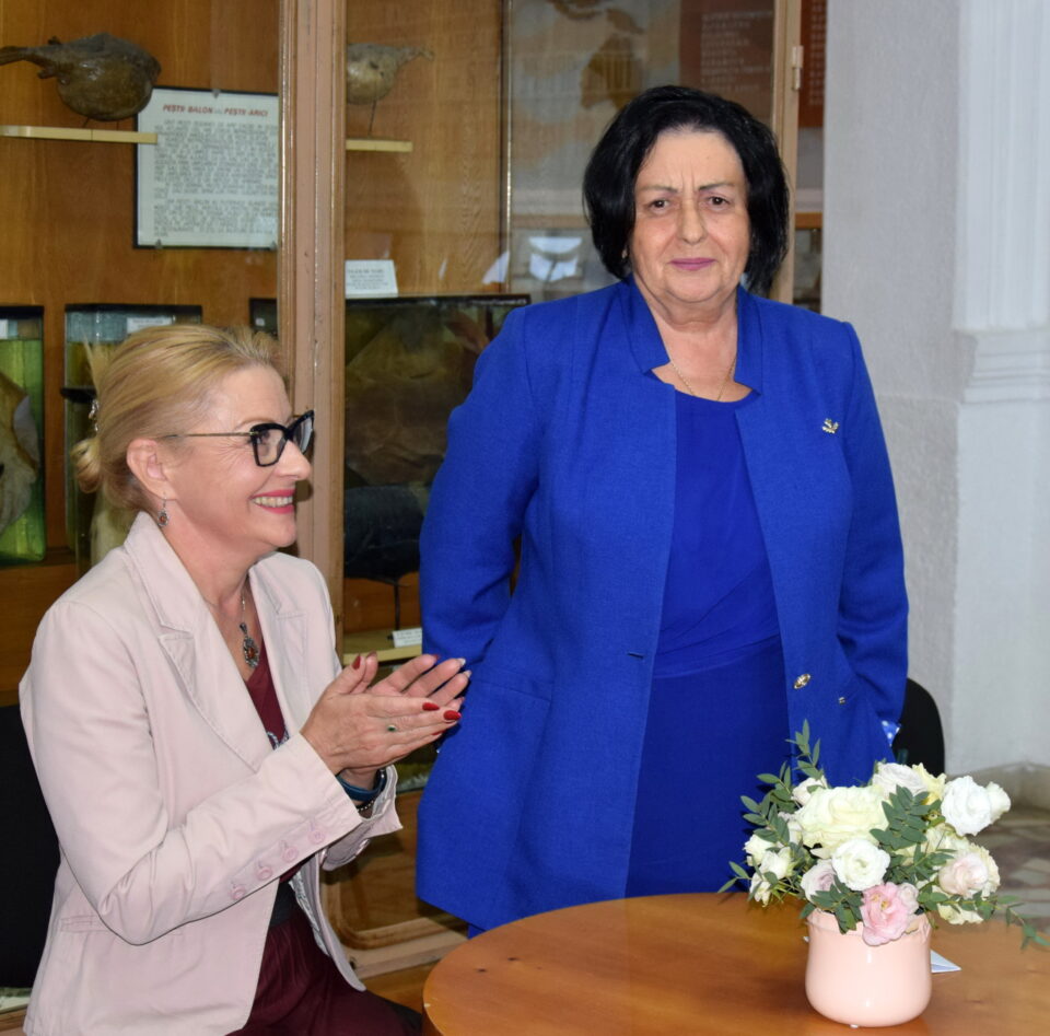 Armonie și culoare: Mariana Lungu deschide o nouă expoziție și lansează un volum de poezie