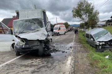 Un autoturism și o autoutilitară cu marfă, impact violent la Arbore
