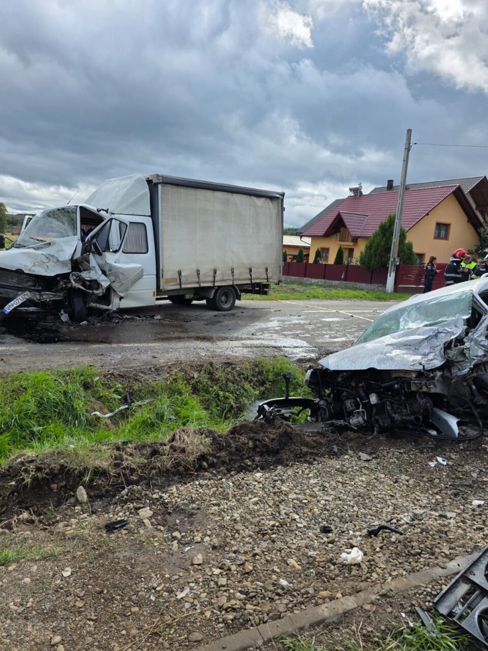 Un autoturism și o autoutilitară cu marfă, impact violent la Arbore