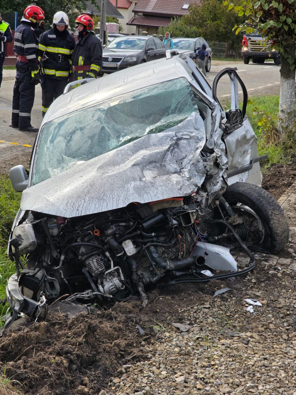 Un autoturism și o autoutilitară cu marfă, impact violent la Arbore