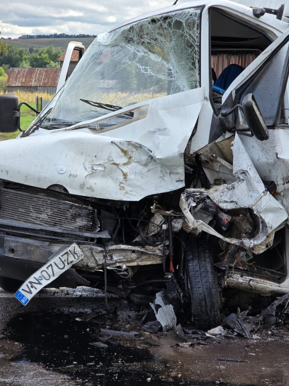 Un autoturism și o autoutilitară cu marfă, impact violent la Arbore