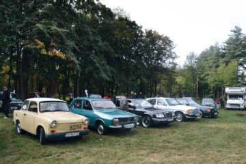 Peste 100 de vehicule istorice au ”colorat” Parcul Ariniș din Gura Humorului