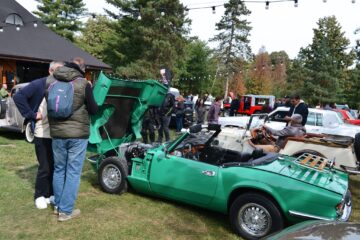 Peste 100 de vehicule istorice au ”colorat” Parcul Ariniș din Gura Humorului