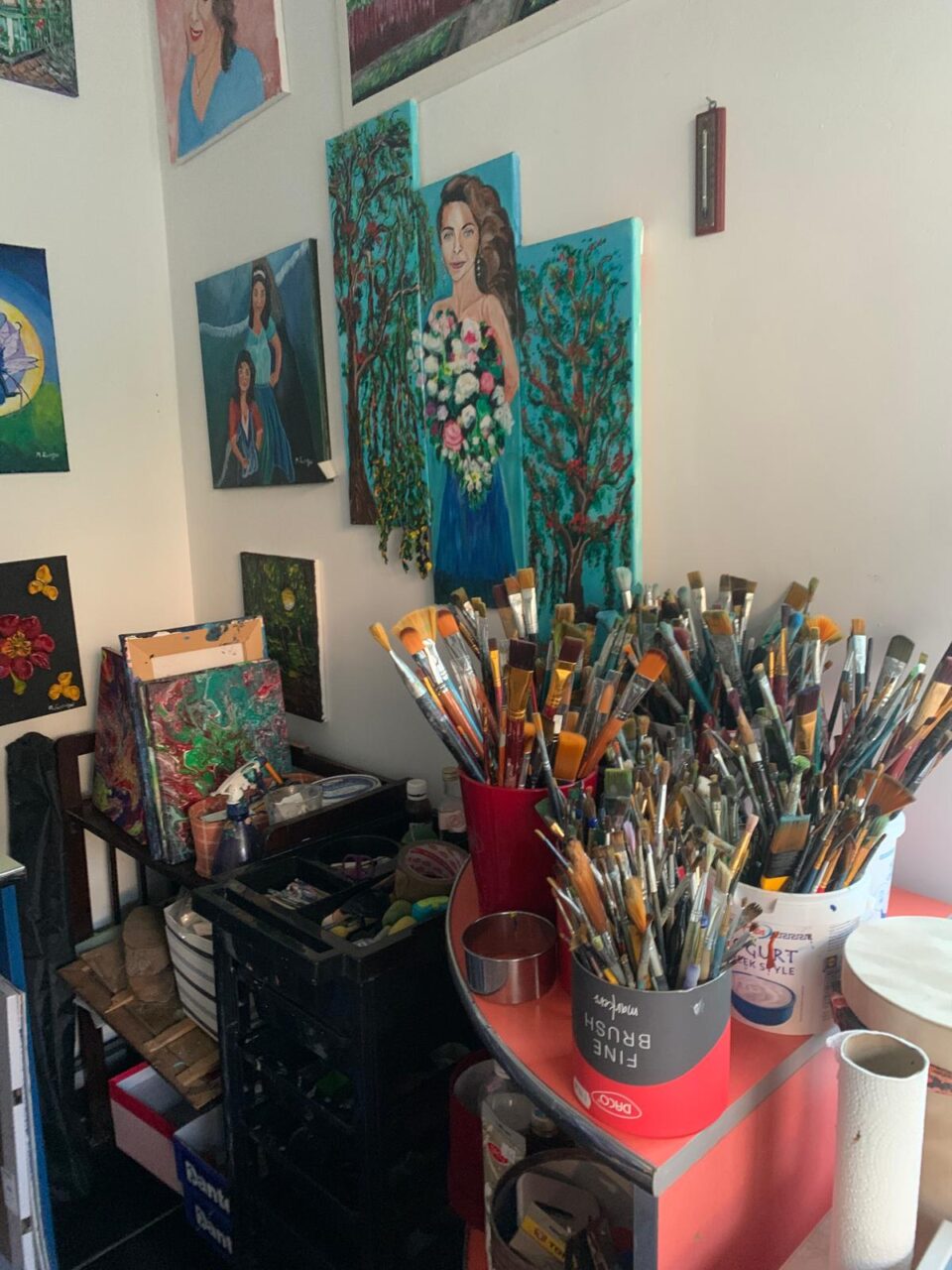 Armonie și culoare: Mariana Lungu deschide o nouă expoziție și lansează un volum de poezie