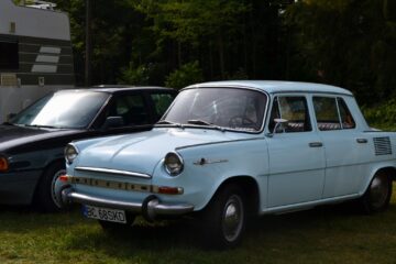 Peste 100 de vehicule istorice au ”colorat” Parcul Ariniș din Gura Humorului