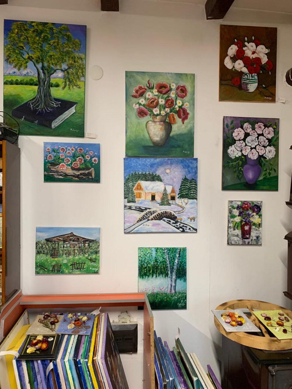 Armonie și culoare: Mariana Lungu deschide o nouă expoziție și lansează un volum de poezie