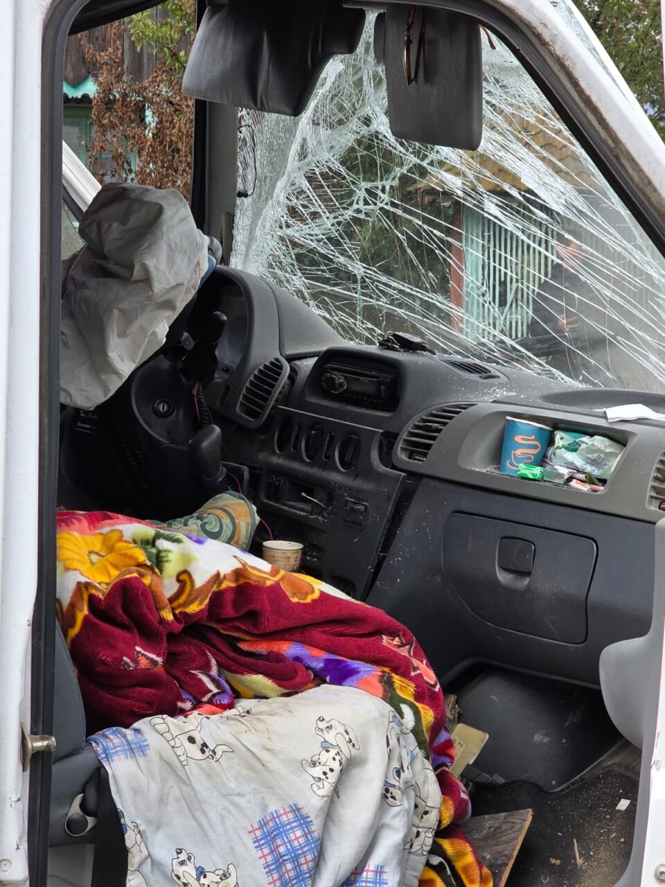 Un autoturism și o autoutilitară cu marfă, impact violent la Arbore