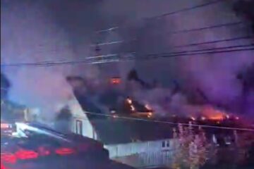 O anexă și acoperișul unei case de locuit, distruse într-un incendiu izbucnit în plină noapte