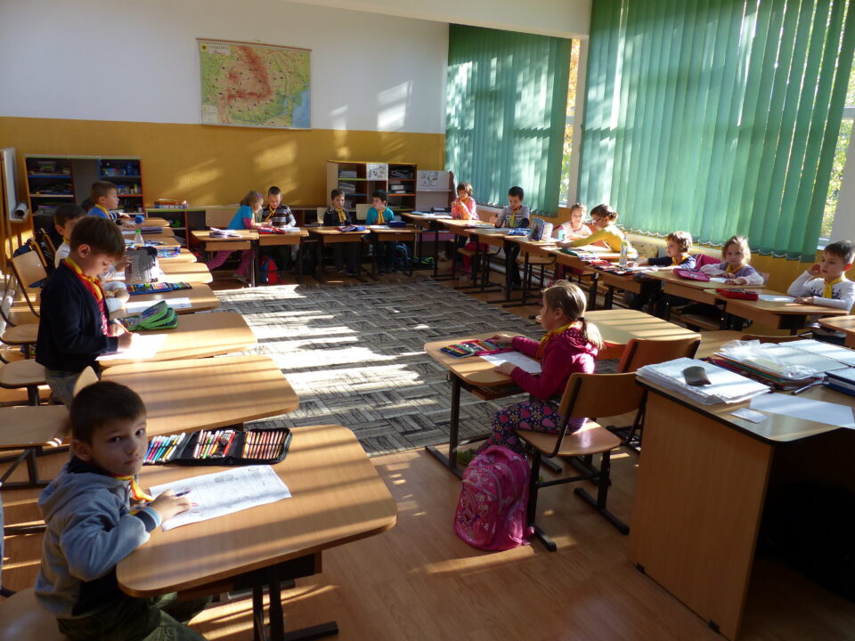 Educație la comun. Clase pestrițe și învățământ simultan pentru peste 2.400 de elevi