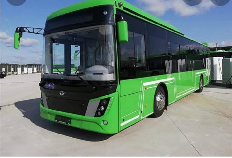 Autobuz electric adus în 2020, la autobaza de transport electric amenajată pe deal, în Burdujeni Sat