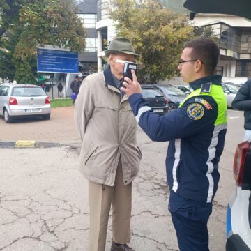 Un autoturism condus de un bărbat de 93 de ani, cu permis din 1957, a provocat un accident cu două victime