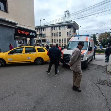 Două femei, accidentate de o mașină condusă de un șofer în vârstă de 93 de ani, în centrul Sucevei