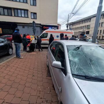 Două femei, accidentate de o mașină condusă de un șofer în vârstă de 93 de ani, în centrul Sucevei