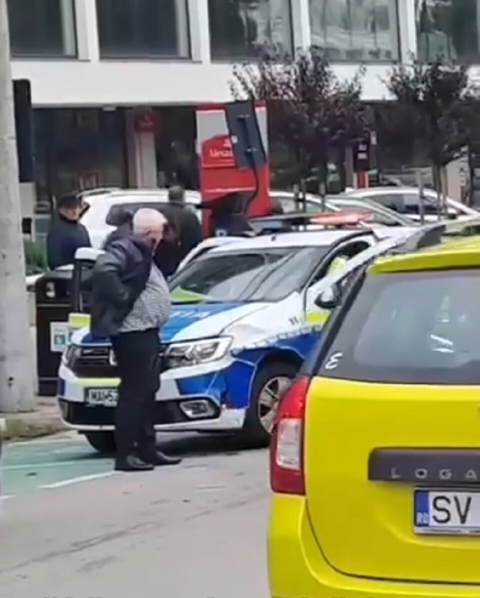 Mașină de poliție care se deplasa la un accident din centrul municipiului Suceava, lovită de un șofer neatent