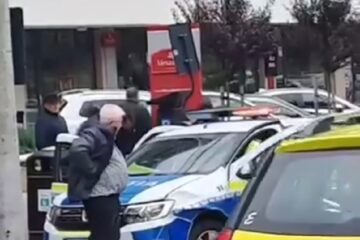 Mașină de poliție care se deplasa la un accident din centrul municipiului Suceava, lovită de un șofer neatent