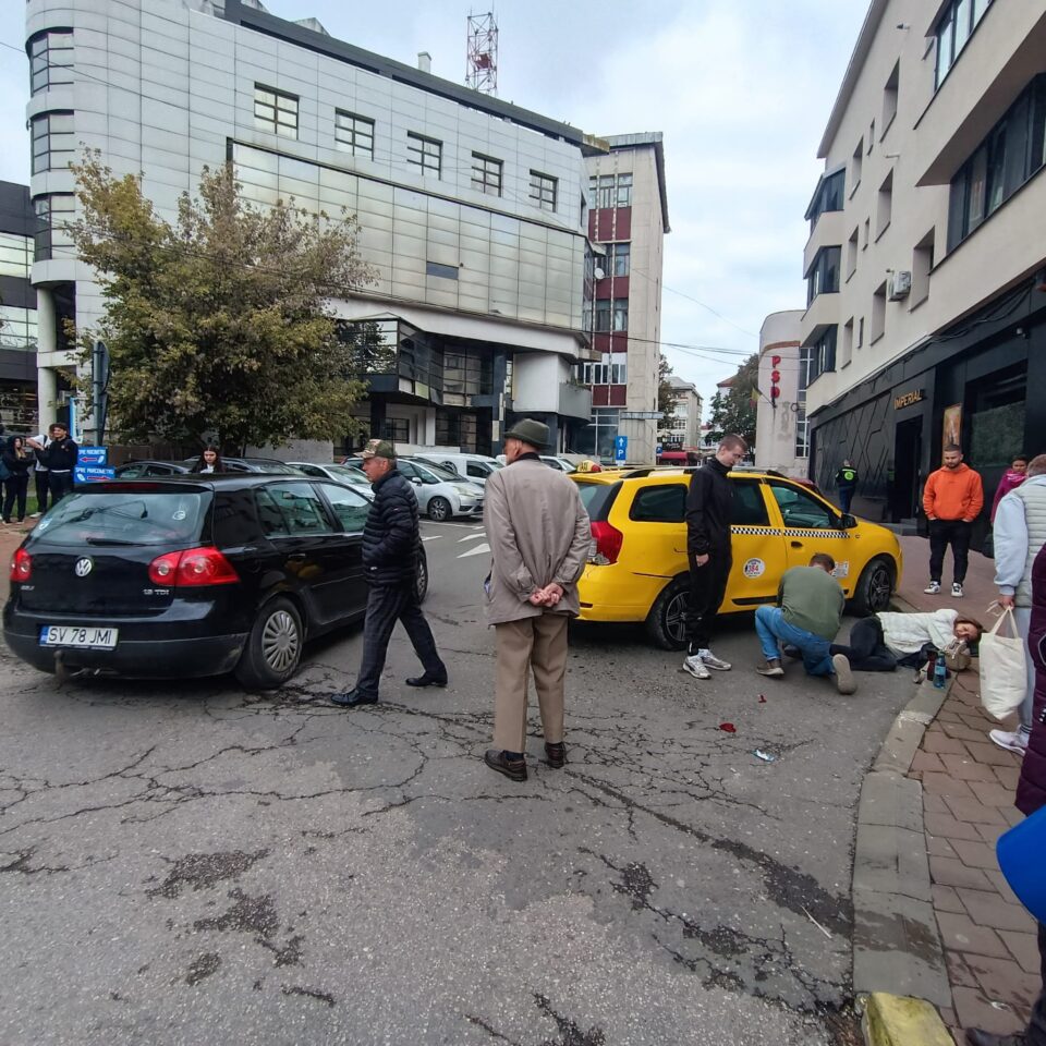 Un autoturism condus de un bărbat de 93 de ani, cu permis din 1957, a provocat un accident cu două victime