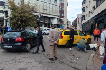 Un autoturism condus de un bărbat de 93 de ani, cu permis din 1957, a provocat un accident cu două victime