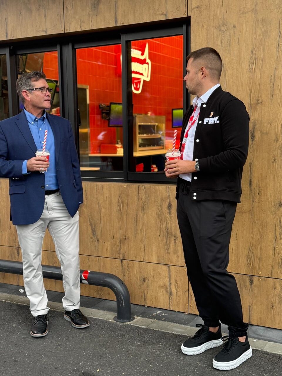 Vizită istorică în România: Martin’s Famous Potato Rolls semnează parteneriatul oficial cu Fryday