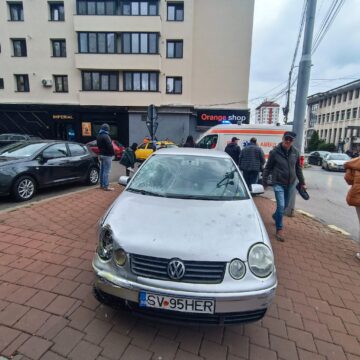 Două femei, accidentate de o mașină condusă de un șofer în vârstă de 93 de ani, în centrul Sucevei
