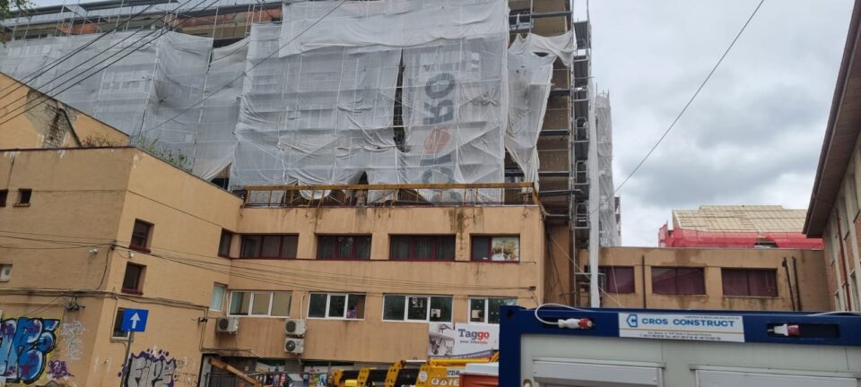 Lucrările la blocurile din centrul Sucevei, întârziate și în pericol de blocaj din cauza facturilor neplătite de 10 milioane de lei