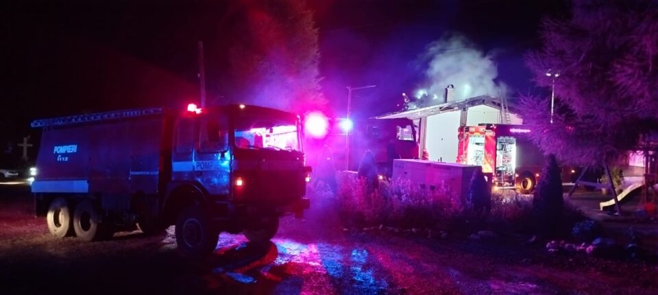 Incendiu puternic la acoperișul restaurantului din Pasul Mestecăniș, cu pagube produse și la interior