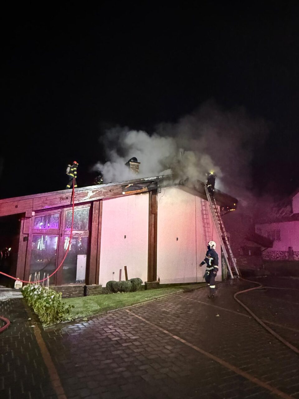 Incendiu puternic la acoperișul restaurantului din Pasul Mestecăniș, cu pagube produse și la interior