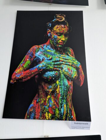 Colecția de fotografii „Umbrele culorii”, de la Galeria de Artă Zamca, „o călătorie interioară și o punte către dialog și empatie”