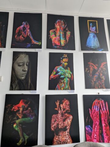 Colecția de fotografii „Umbrele culorii”, de la Galeria de Artă Zamca, „o călătorie interioară și o punte către dialog și empatie”