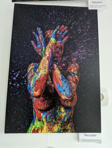 Colecția de fotografii „Umbrele culorii”, de la Galeria de Artă Zamca, „o călătorie interioară și o punte către dialog și empatie”