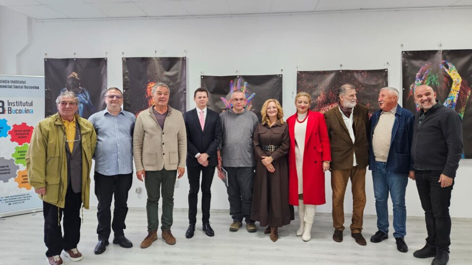 Colecția de fotografii „Umbrele culorii”, de la Galeria de Artă Zamca, „o călătorie interioară și o punte către dialog și empatie”