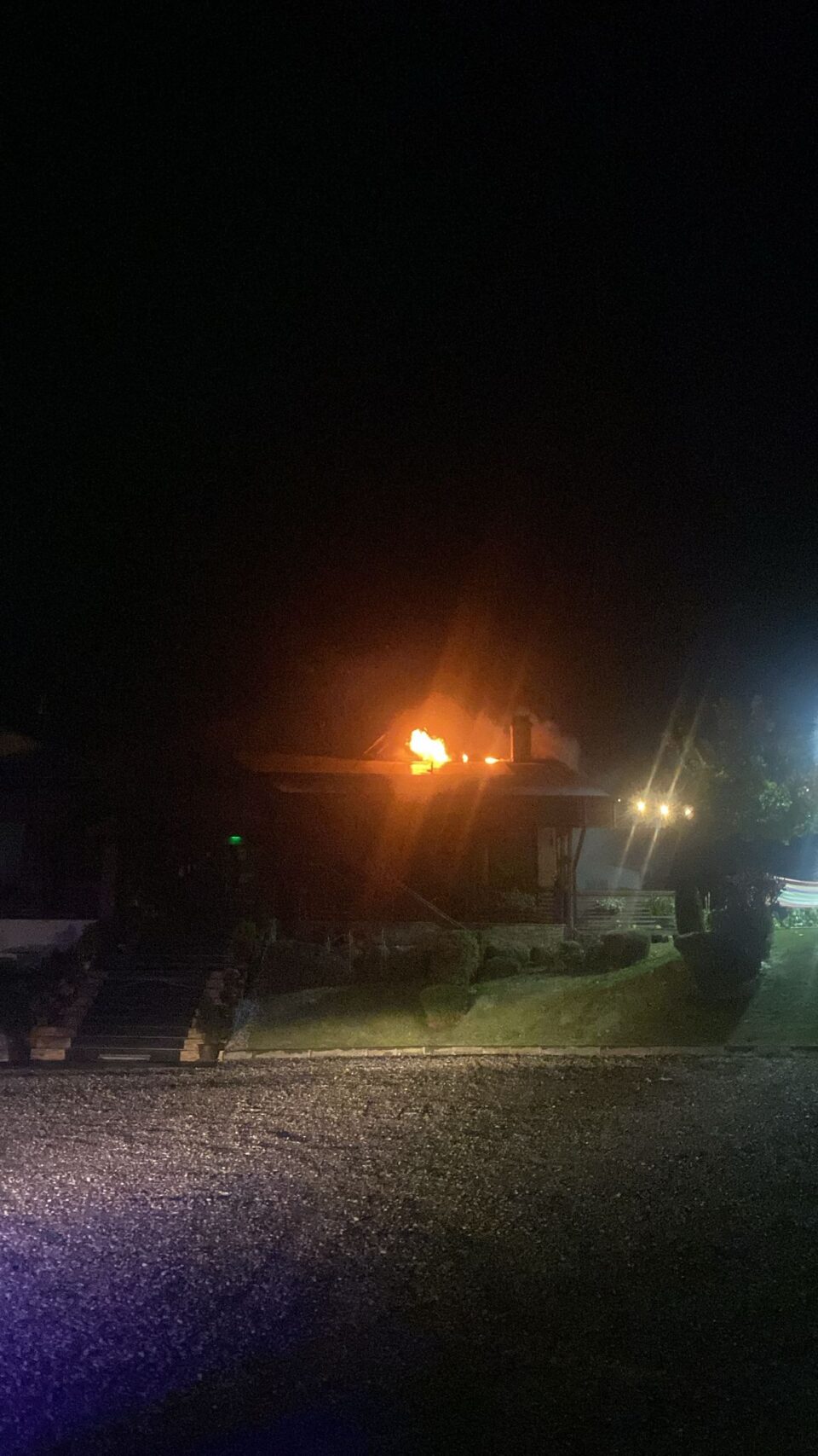 Incendiu puternic la acoperișul restaurantului din Pasul Mestecăniș, cu pagube produse și la interior