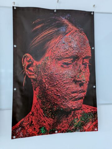 Colecția de fotografii „Umbrele culorii”, de la Galeria de Artă Zamca, „o călătorie interioară și o punte către dialog și empatie”