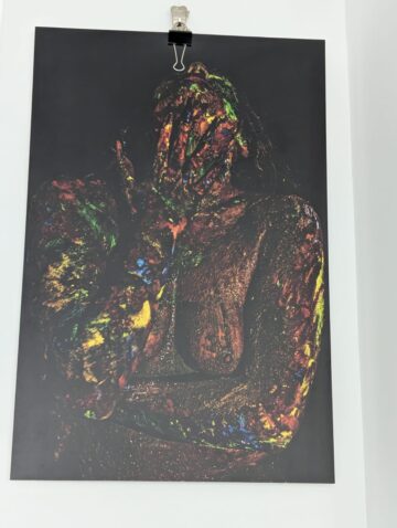 Colecția de fotografii „Umbrele culorii”, de la Galeria de Artă Zamca, „o călătorie interioară și o punte către dialog și empatie”