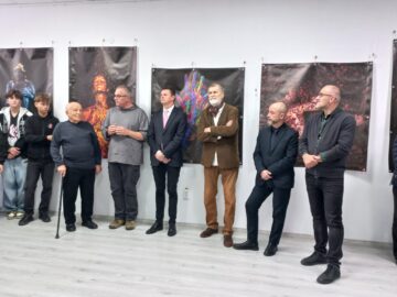 Colecția de fotografii „Umbrele culorii”, de la Galeria de Artă Zamca, „o călătorie interioară și o punte către dialog și empatie”