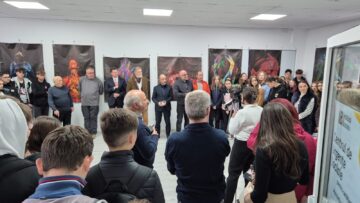 Colecția de fotografii „Umbrele culorii”, de la Galeria de Artă Zamca, „o călătorie interioară și o punte către dialog și empatie”