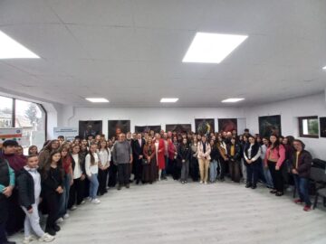 Colecția de fotografii „Umbrele culorii”, de la Galeria de Artă Zamca, „o călătorie interioară și o punte către dialog și empatie”