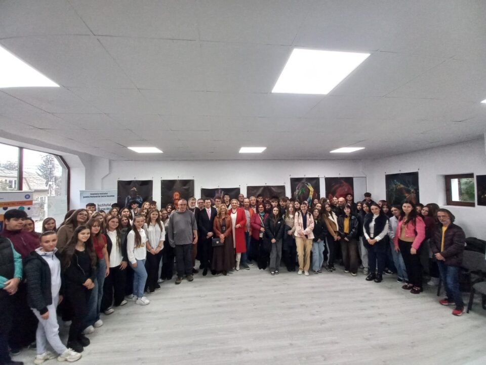 Colecția de fotografii „Umbrele culorii”, de la Galeria de Artă Zamca, „o călătorie interioară și o punte către dialog și empatie”