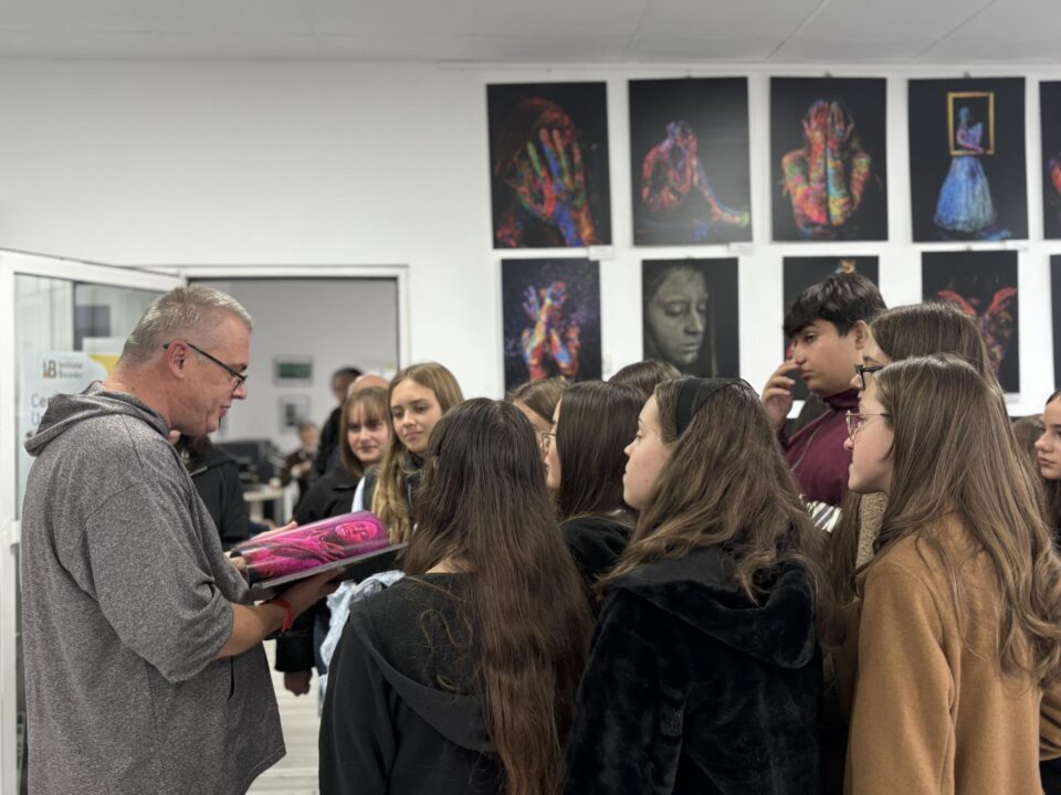Colecția de fotografii „Umbrele culorii”, de la Galeria de Artă Zamca, „o călătorie interioară și o punte către dialog și empatie”