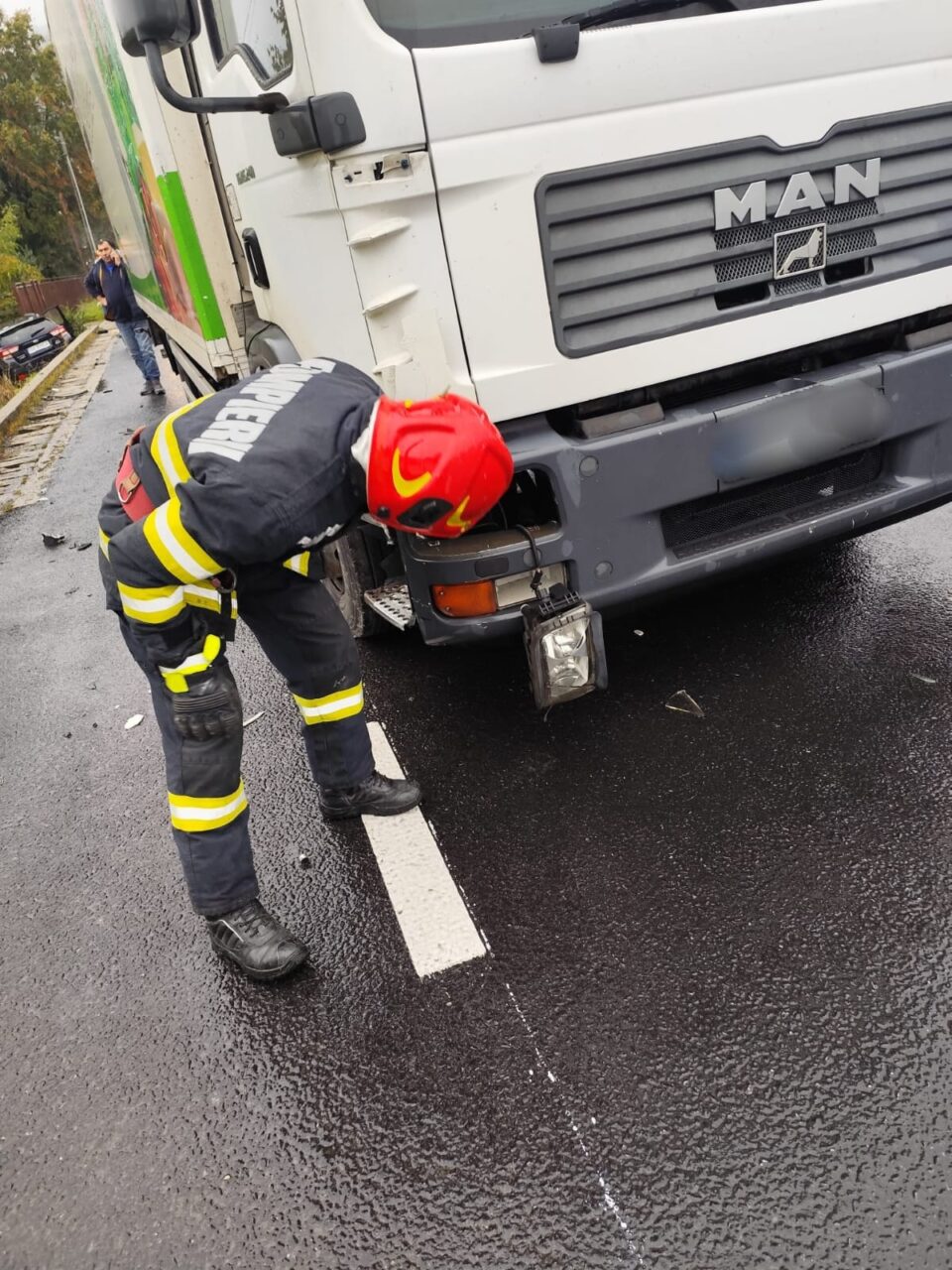 Accident la Vama, cu un autoturism și un camion
