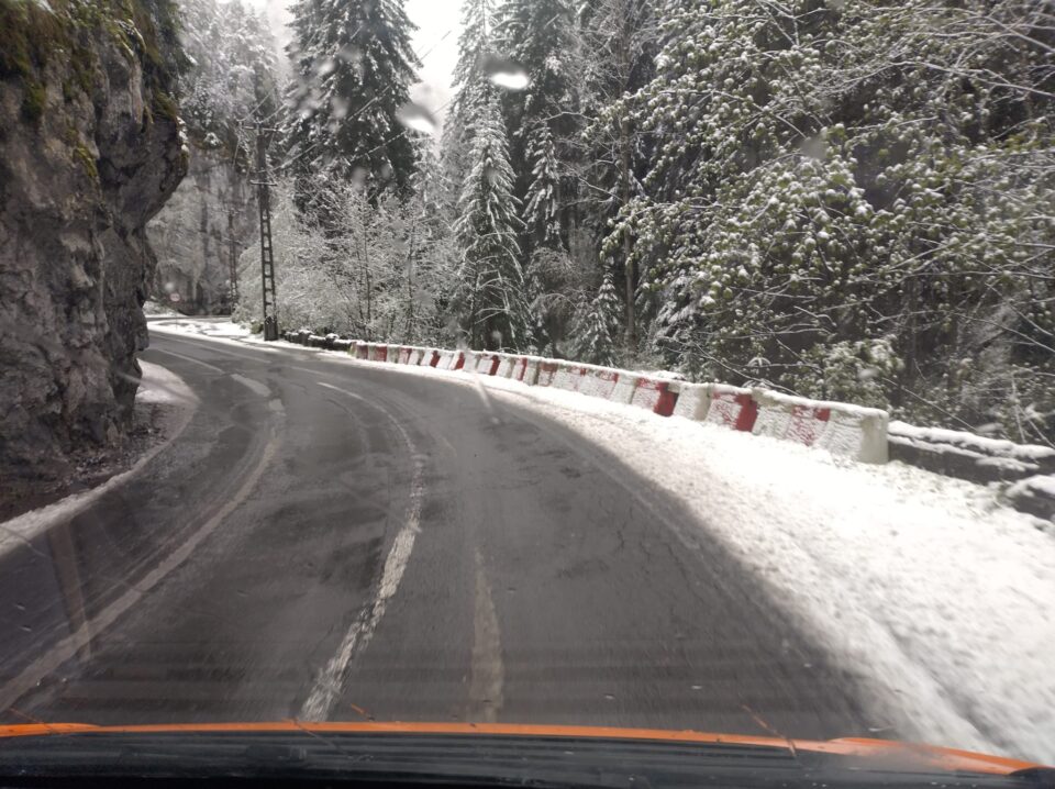 Pe Mestecăniș, Tihuța, la Trei Movile și Palma utilajele de deszăpezire sunt pe teren