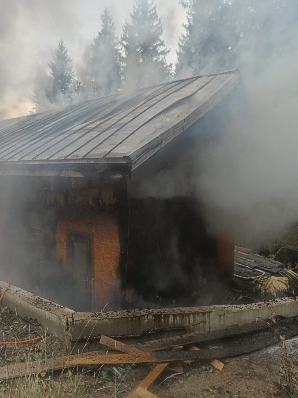 O cabană din lemn, care era încă în construcție, distrusă de un puternic incendiu