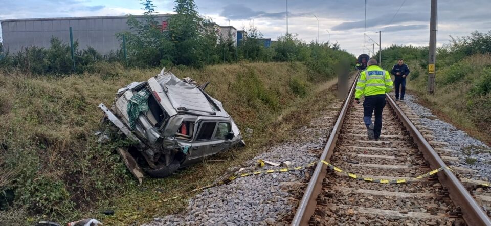 Autoturism lovit în plin de un tren care venea spre Suceava. Șoferul, încarcerat, cu multiple traumatisme