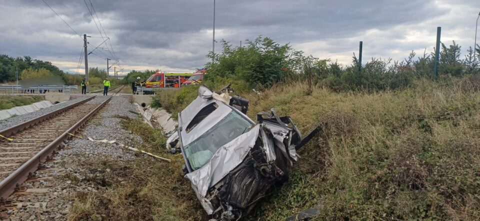Autoturism lovit în plin de un tren care venea spre Suceava. Șoferul, încarcerat, cu multiple traumatisme