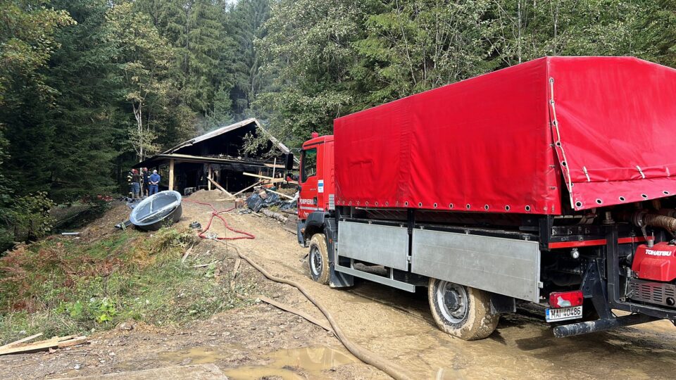 O cabană din lemn, care era încă în construcție, distrusă de un puternic incendiu