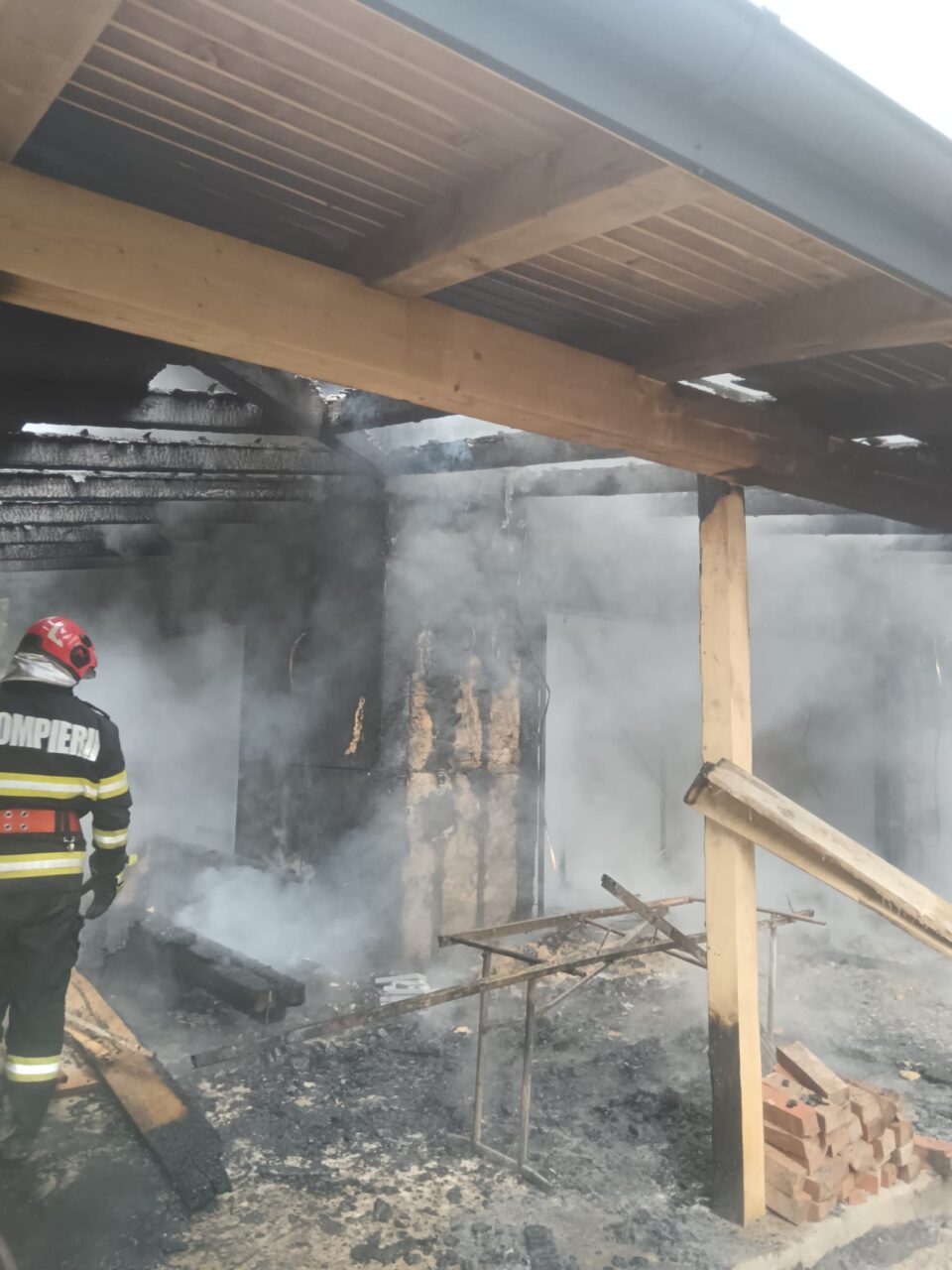 O cabană din lemn, care era încă în construcție, distrusă de un puternic incendiu