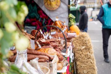 Târgul de toamnă „Produs în Bucovina” își așteaptă oaspeții, cu muzică și mâncare tradițională