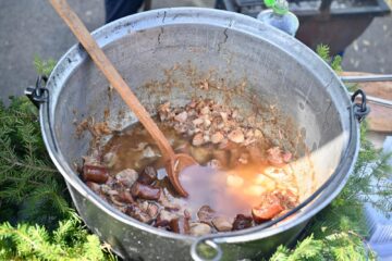 Târgul de toamnă „Produs în Bucovina” își așteaptă oaspeții, cu muzică și mâncare tradițională