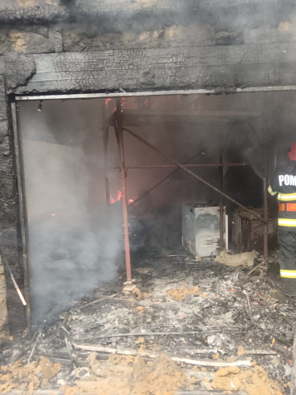 O cabană din lemn, care era încă în construcție, distrusă de un puternic incendiu